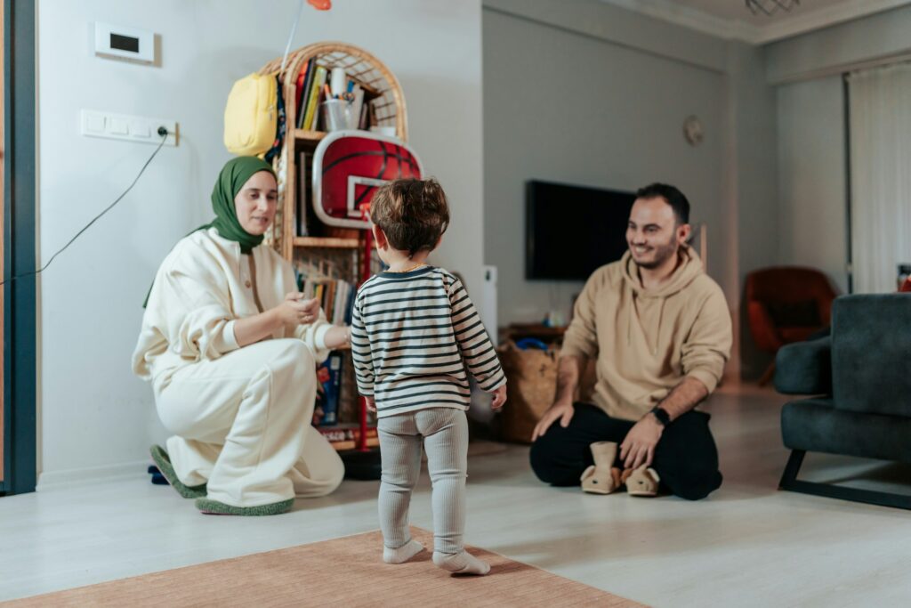 Eine glückliche Familie, die gemeinsam Zeit verbringt, symbolisiert Geborgenheit und einen stabilen Familienalltag Eine glückliche Familie, die gemeinsam Zeit verbringt, symbolisiert Geborgenheit und einen stabilen Familienalltag