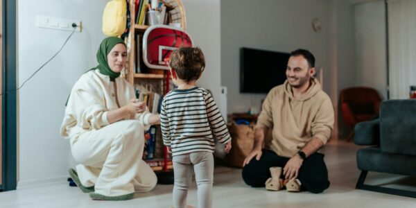 Eine glückliche Familie, die gemeinsam Zeit verbringt, symbolisiert Geborgenheit und einen stabilen Familienalltag Eine glückliche Familie, die gemeinsam Zeit verbringt, symbolisiert Geborgenheit und einen stabilen Familienalltag
